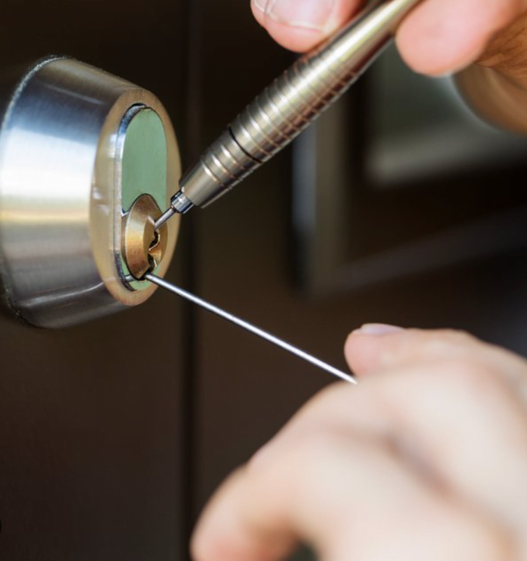 En låsesmed som åpner opp en lås