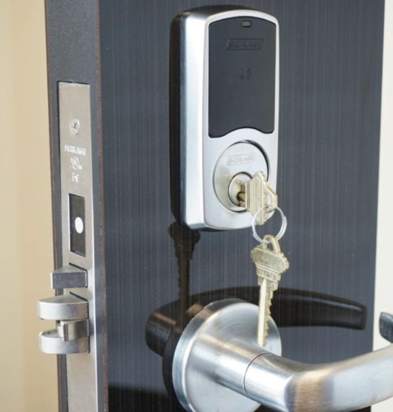 En industrilås med nøkkel